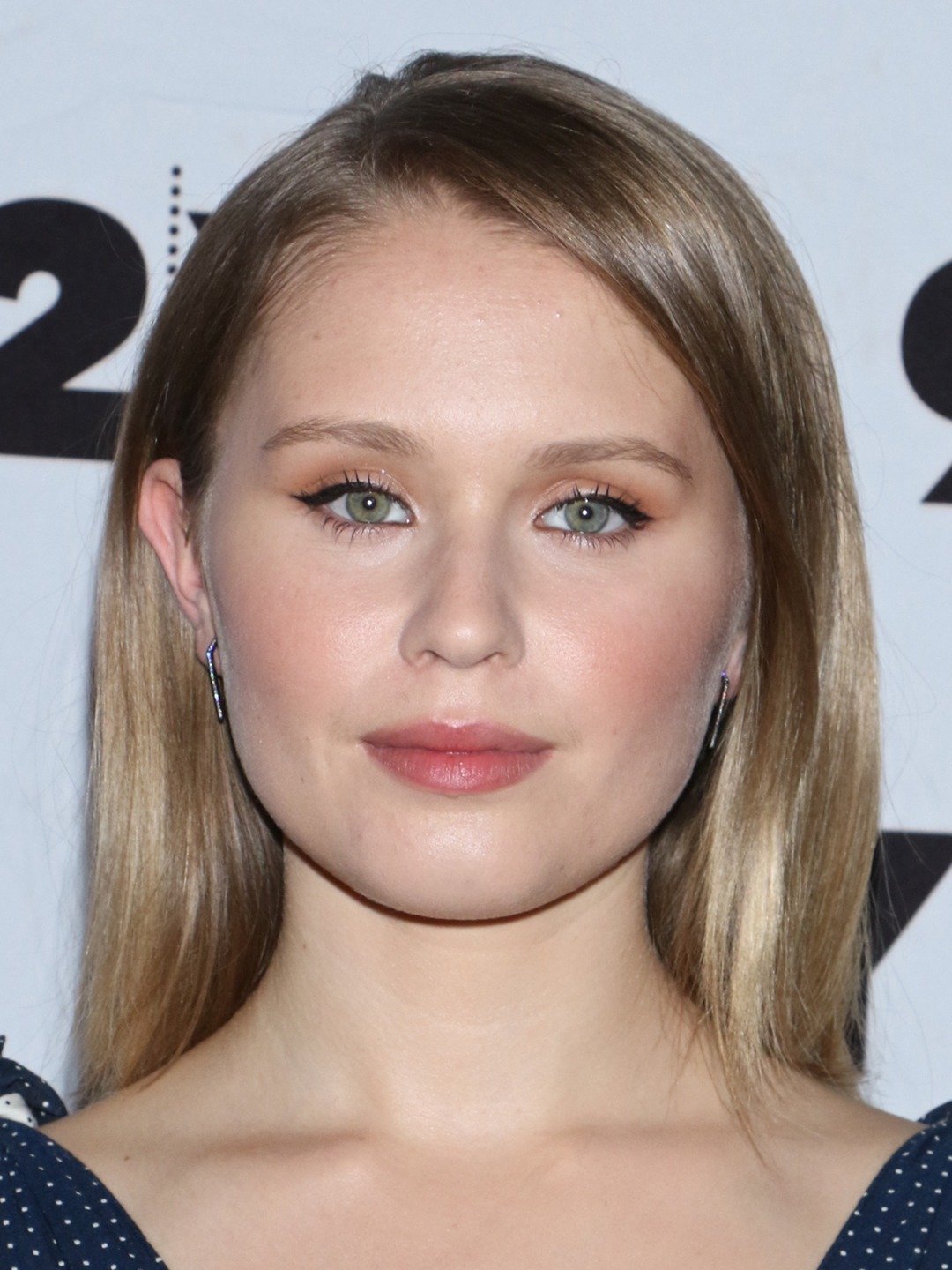 How tall is Eliza Scanlen?